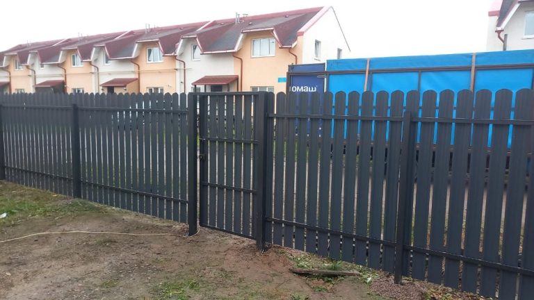 Заборы в Нижнем Новгороде из металлического штакетника