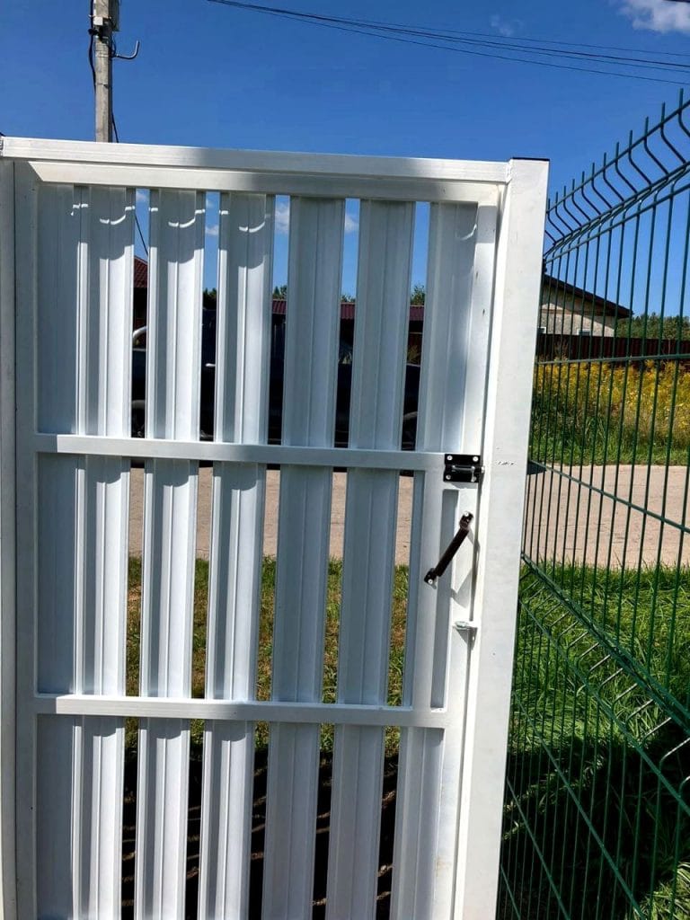Забор под ключ из белого штакетника и 3d