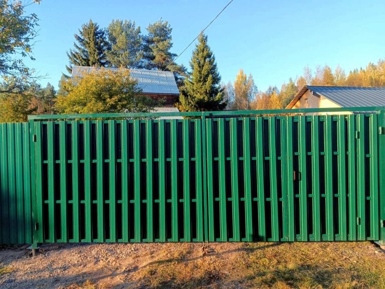 Забор из зеленого профнастила