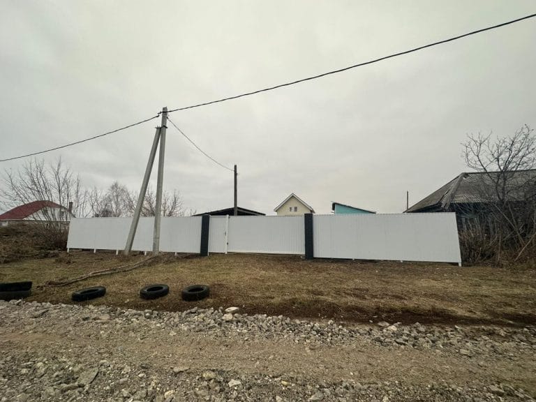 Заказать забор из профлиста цвет белый