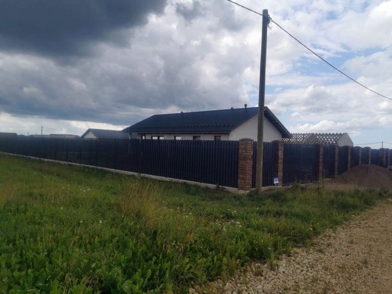 Установка забора из евроштакетника